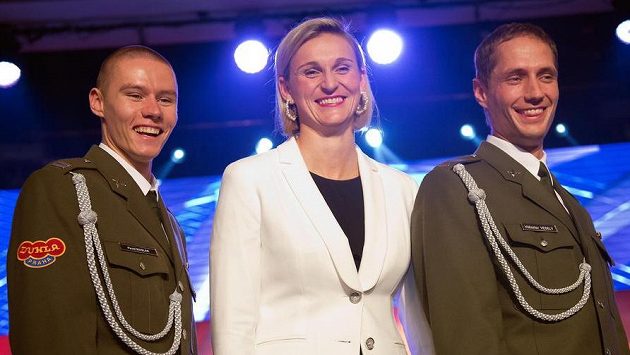 Oštěpařka Barbora Špotáková (uprostřed) se stala Atletem roku 2014. Na druhém místě se umístil oštěpař Vítězslav Veselý (vpravo) a na třetím místě běžec Pavel Maslák (vlevo). Oštěpařka Barbora Špotáková (uprostřed) se stala Atletem roku 2014. Na druhém místě se umístil oštěpař Vítězslav Veselý (vpravo) a na třetím místě běžec Pavel Maslák (vlevo).