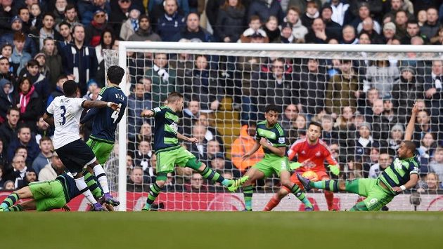 Obránce Tottenhamu Danny Rose střílí rozhodující gól do sítě Swansea v 27. kole anglické Premier League. Obránce Tottenhamu Danny Rose střílí rozhodující gól do sítě Swansea v 27. kole anglické Premier League.