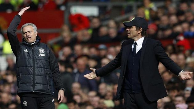 Emoce trenérů - zleva José Mourinho (Manchester United) a Antonio Conte (Chelsea). Emoce trenérů - zleva José Mourinho (Manchester United) a Antonio Conte (Chelsea).
