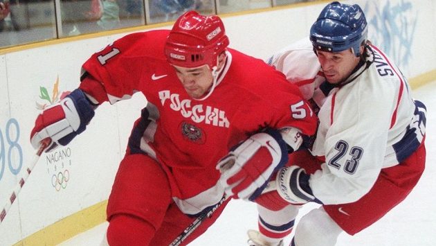 Český obránce Petr Svoboda (vpravo) v souboji s Andrejem Kovalenkem z Ruska ve finále olympijského turnaje v Naganu. Český obránce Petr Svoboda (vpravo) v souboji s Andrejem Kovalenkem z Ruska ve finále olympijského turnaje v Naganu.