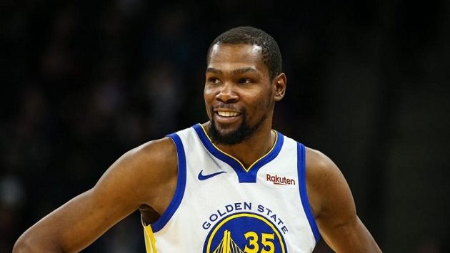 Americký basketbalista Kevin Durant v dresu Golden State Warriors. Americký basketbalista Kevin Durant v dresu Golden State Warriors.