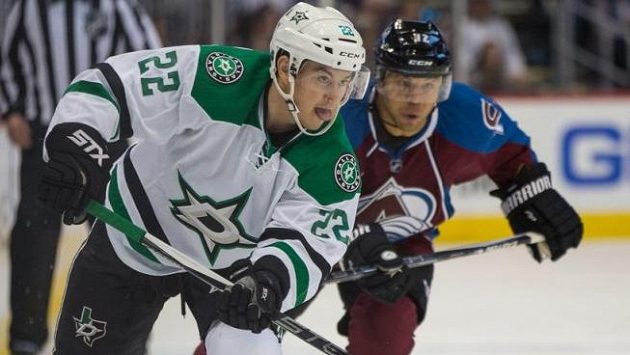 Český útočník Jiří Hudler v dresu Dallasu v utkání NHL proti Coloradu. Český útočník Jiří Hudler v dresu Dallasu v utkání NHL proti Coloradu.