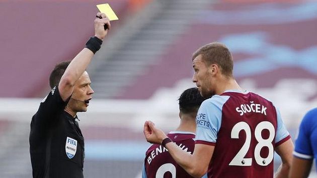 Tomáš Souček vyfasoval v utkání 35. kola Premier League proti Evertonu žlutou kartu. Tomáš Souček vyfasoval v utkání 35. kola Premier League proti Evertonu žlutou kartu.