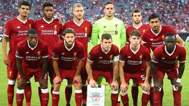 Fotbalisté Liverpoolu před utkáním Audi Cupu proti Atléticu Madrid (Adam Lallana je čtvrtý zleva). Fotbalisté Liverpoolu před utkáním Audi Cupu proti Atléticu Madrid (Adam Lallana je čtvrtý zleva).