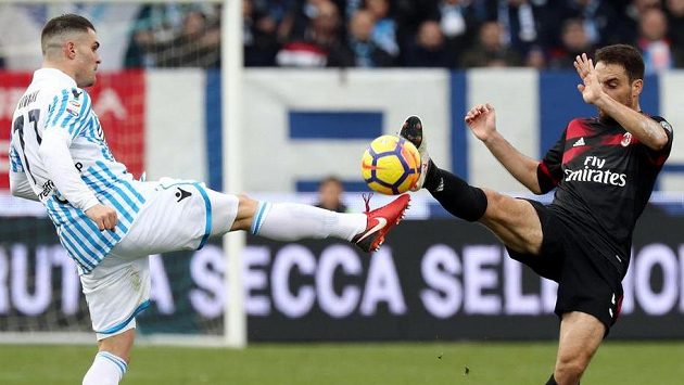 Zleva Federico Viviani (Spal) a Giacomo Bonaventura z AC Milán. Zleva Federico Viviani (Spal) a Giacomo Bonaventura z AC Milán.
