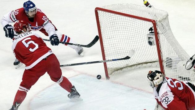 Šanci Romana Červenky v první třetině zmařil dánský zadák Daniel Nielsen. Šanci Romana Červenky v první třetině zmařil dánský zadák Daniel Nielsen.