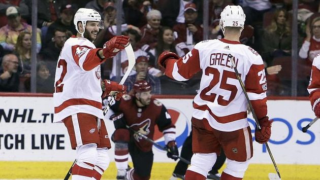 Martin Frk z Detroitu se raduje z gólu proti Arizoně, vpravo Mike Green. Martin Frk z Detroitu se raduje z gólu proti Arizoně, vpravo Mike Green.