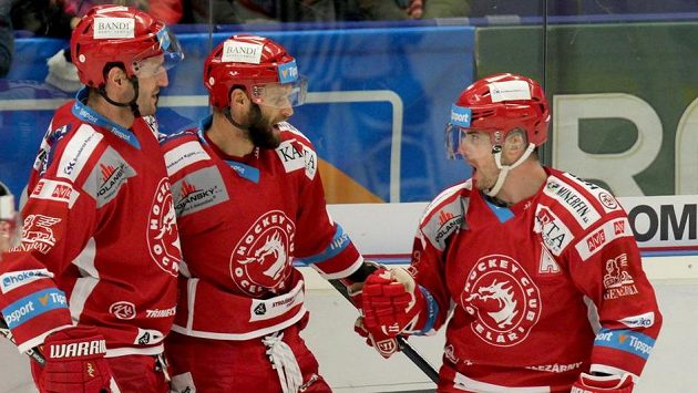 Třinečtí hráči se radují z gólu (zleva) David Nosek, Martin Růžička a Jakub Petružálek. Třinečtí hráči se radují z gólu (zleva) David Nosek, Martin Růžička a Jakub Petružálek.