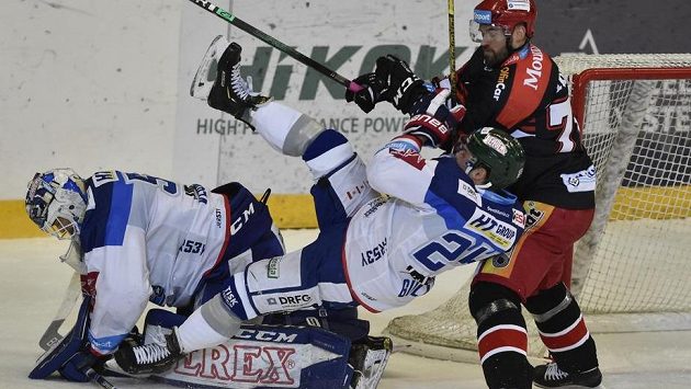 Radek Smoleňák z Hradce Králové (vpravo) zpracovává Michala Gulašiho z Brna před brankou Karla Vejmelky. Radek Smoleňák z Hradce Králové (vpravo) zpracovává Michala Gulašiho z Brna před brankou Karla Vejmelky.