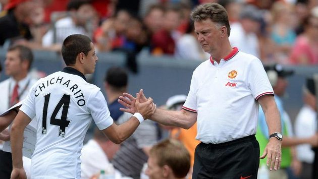 Útočník Javier "Chicharito" Hernández (14) a trenér Rudých ďáblů Louis van Gaal. Útočník Javier "Chicharito" Hernández (14) a trenér Rudých ďáblů Louis van Gaal.