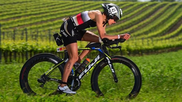Německá závodnice Julia Viellehnerová při cyklistické části závodu. Německá závodnice Julia Viellehnerová při cyklistické části závodu.