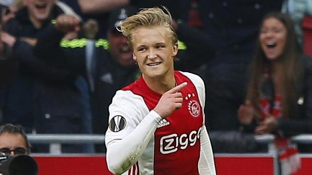 Kasper Dolberg z Ajaxu se raduje po gólu proti Lyonu. Kasper Dolberg z Ajaxu se raduje po gólu proti Lyonu.