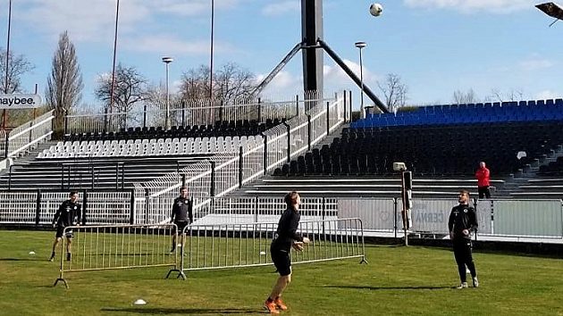 Votroci na hřišti hrají nohejbal, trenér Zdenko Frťala sleduje přípravu z tribuny. Votroci na hřišti hrají nohejbal, trenér Zdenko Frťala sleduje přípravu z tribuny.