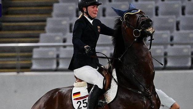 Německá moderní pětibojařka Annika Schleuová v olympijské soutěži v Tokiu. Německá moderní pětibojařka Annika Schleuová v olympijské soutěži v Tokiu.