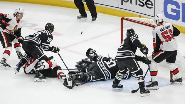 Obránce Ottawy Senators Thomas Chabot překonává náhradního gólmana Chicaga Blackhawks Cama Warda v divokém utkání, které nabídlo celkem 15 branek. Obránce Ottawy Senators Thomas Chabot překonává náhradního gólmana Chicaga Blackhawks Cama Warda v divokém utkání, které nabídlo celkem 15 branek.