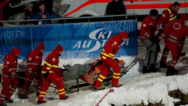 Vážně zraněného amerického skokana Nicholase Fairalla transportují záchranáři v Bischofshofenu do nemocnice. Vážně zraněného amerického skokana Nicholase Fairalla transportují záchranáři v Bischofshofenu do nemocnice.
