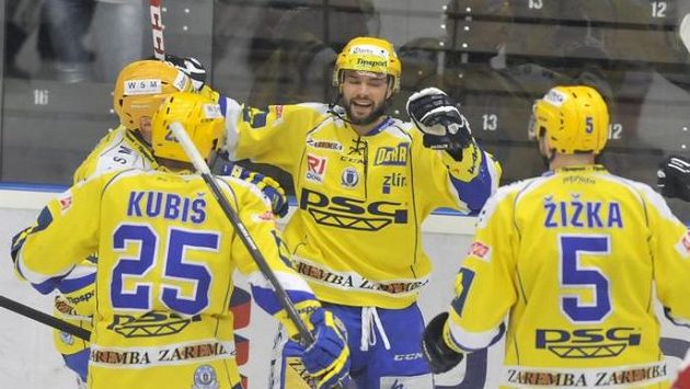 Radost Zlína z prvního gólu proti Slavii: zleva Petr Leška, Pavel Kubiš, střelec Zdeněk Okál a Tomáš Žižka. Radost Zlína z prvního gólu proti Slavii: zleva Petr Leška, Pavel Kubiš, střelec Zdeněk Okál a Tomáš Žižka.