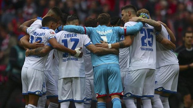 Hráči Hoffenheimu před zápasem na Bayernu. Hráči Hoffenheimu před zápasem na Bayernu.
