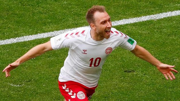 Dán Christian Eriksen jásá poté, co dal gól Australanům. Dán Christian Eriksen jásá poté, co dal gól Australanům.