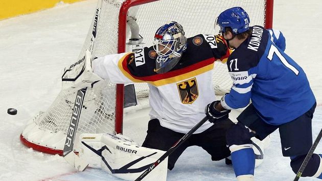 Německý brankář Rob Zepp likviduje akci finského útočníka Lea Komarova. Německý brankář Rob Zepp likviduje akci finského útočníka Lea Komarova.