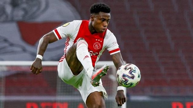 Fotbalista Ajaxu Quincy Promes byl zatčen kvůli podezření z pobodání muže. Fotbalista Ajaxu Quincy Promes byl zatčen kvůli podezření z pobodání muže.