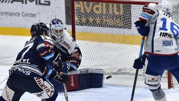 Zleva Jan Štencel z Vítkovic, brankář Vítkovic Miroslav Svoboda a Luboš Horký z Brna. Zleva Jan Štencel z Vítkovic, brankář Vítkovic Miroslav Svoboda a Luboš Horký z Brna.