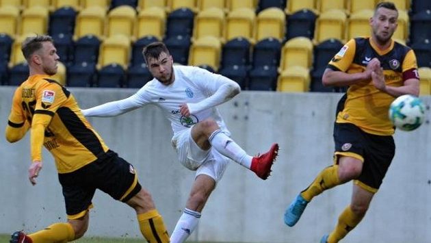 Nikolaj Komličenko z Mladé Boleslavi pálí v utkání proti Drážďanům. Nikolaj Komličenko z Mladé Boleslavi pálí v utkání proti Drážďanům.