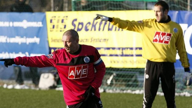 Brankář Matej Delač odchytal za Dynamo České Budějovice i zápas Tipsport ligy, na snímku je s obráncem Tomášem Řepkou. Brankář Matej Delač odchytal za Dynamo České Budějovice i zápas Tipsport ligy, na snímku je s obráncem Tomášem Řepkou.