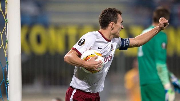Kapitán sparťanských fotbalistů David Lafata oslavuje v Tripolisu gól na 1:1. Kapitán sparťanských fotbalistů David Lafata oslavuje v Tripolisu gól na 1:1.