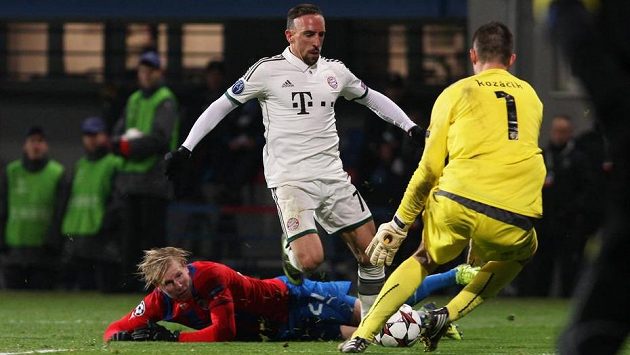 Franck Ribéry (v bílém) překonal v duelu Ligy mistrů ležícího Františka Rajtorala, ale plzeňského gólmana Matúše Kozáčika neprostřelil. Franck Ribéry (v bílém) překonal v duelu Ligy mistrů ležícího Františka Rajtorala, ale plzeňského gólmana Matúše Kozáčika neprostřelil.