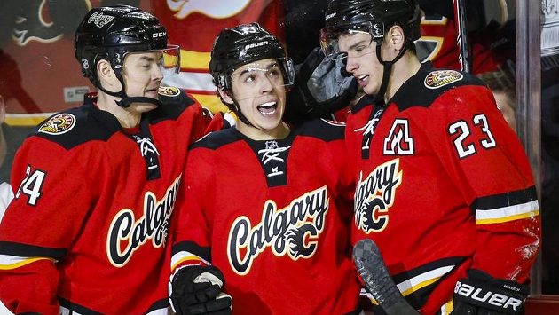 Johnny Gaudreau (uprostřed) slaví gól se spoluhráči z Calgary Jiřím Hudlerem (vlevo) a Seanem Monahanem. Johnny Gaudreau (uprostřed) slaví gól se spoluhráči z Calgary Jiřím Hudlerem (vlevo) a Seanem Monahanem.