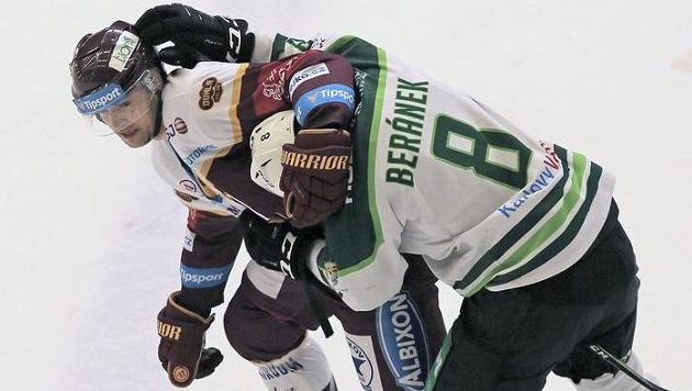 Zleva Petr Straka z Jihlavy a Ondřej Beránek z Karlových Varů při potyčce. Zleva Petr Straka z Jihlavy a Ondřej Beránek z Karlových Varů při potyčce.