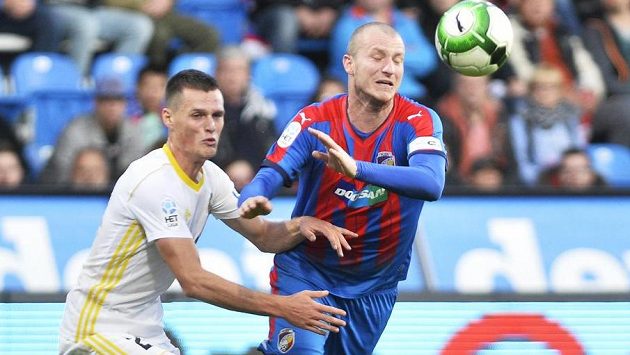 Celou řadu soubojů spolu v ligovém utkání svedli Ondřej Bačo (vlevo) ze Zlína s plzeňským Michaelem Krmenčíkem. Celou řadu soubojů spolu v ligovém utkání svedli Ondřej Bačo (vlevo) ze Zlína s plzeňským Michaelem Krmenčíkem.