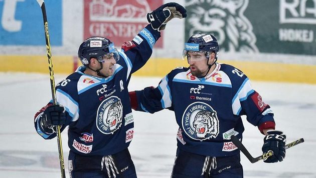 Petr Jelínek (vlevo) a Lukáš Krenželok z Liberce se radují z třetího gólu v utkání proti Pardubicím. Petr Jelínek (vlevo) a Lukáš Krenželok z Liberce se radují z třetího gólu v utkání proti Pardubicím.