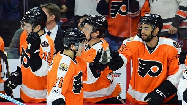 Travis Konecny přijímá gratulace po svém povedeném gólu proti Vancouveru. Travis Konecny přijímá gratulace po svém povedeném gólu proti Vancouveru.