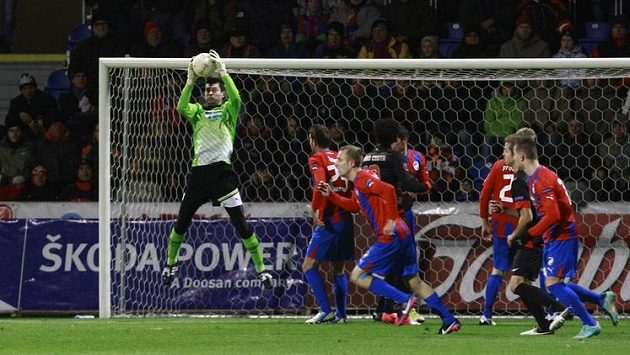 Brankář Plzně Matuš Kozáčik při zákroku v utkání proti Atlétiku Madrid. Brankář Plzně Matuš Kozáčik při zákroku v utkání proti Atlétiku Madrid.