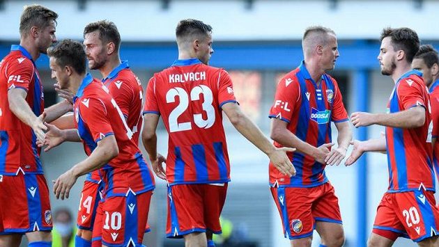 Fotbalisté Viktorie Plzeň oslavují gól na 1:1 během utkání s Opavou. Fotbalisté Viktorie Plzeň oslavují gól na 1:1 během utkání s Opavou.