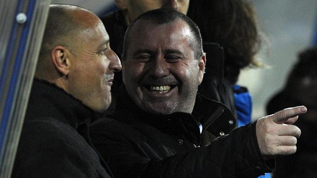 Trenéři Jihlavy Roman Kučera (vlevo) a Josef Jinoch (vpravo) se radují z vítězství nad Plzní. Trenéři Jihlavy Roman Kučera (vlevo) a Josef Jinoch (vpravo) se radují z vítězství nad Plzní.