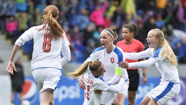 České fotbalistky v posledním utkání základní skupiny A na Mistrovství Evropy hráček do 17 let prohrály s Německem 1:5. Vedly 1:0. České fotbalistky v posledním utkání základní skupiny A na Mistrovství Evropy hráček do 17 let prohrály s Německem 1:5. Vedly 1:0.