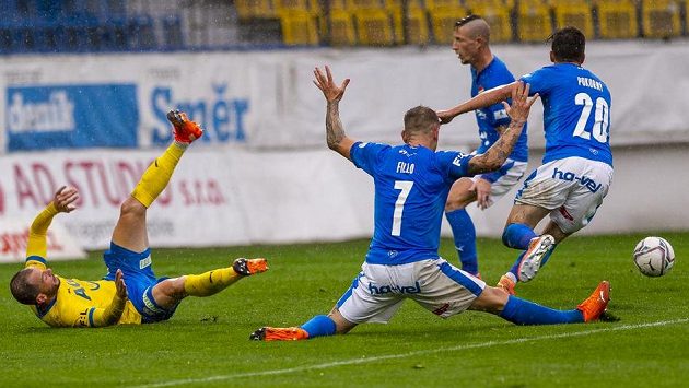 Vlevo Pavel Moulis z Teplic, který přepadl přes Martina Filla (uprostřed) z Ostravy. Vlevo Pavel Moulis z Teplic, který přepadl přes Martina Filla (uprostřed) z Ostravy.