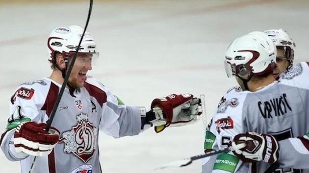 Marcel Hossa (vlevo) vstřelil Omsku dva góly Marcel Hossa (vlevo) vstřelil Omsku dva góly