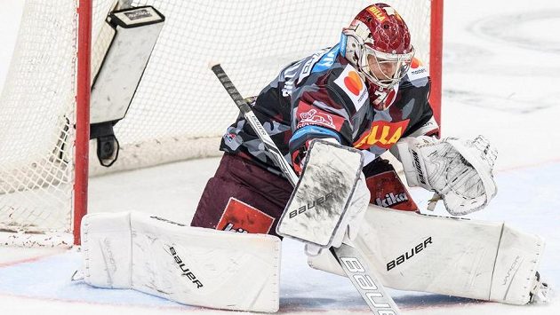 Brankář Sparty Tapani Sami Aittokallio v akci. Brankář Sparty Tapani Sami Aittokallio v akci.