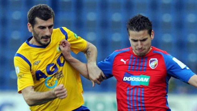 Teplický záložník Admir Ljevakovič (vlevo) v souboji s plzeňským středopolařem Janem Kovaříkem. Teplický záložník Admir Ljevakovič (vlevo) v souboji s plzeňským středopolařem Janem Kovaříkem.