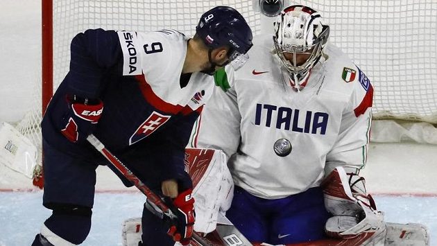 Slovenský útočník Dávid Skokan před italským brankářem Andreasem Bernardem. Slovenský útočník Dávid Skokan před italským brankářem Andreasem Bernardem.