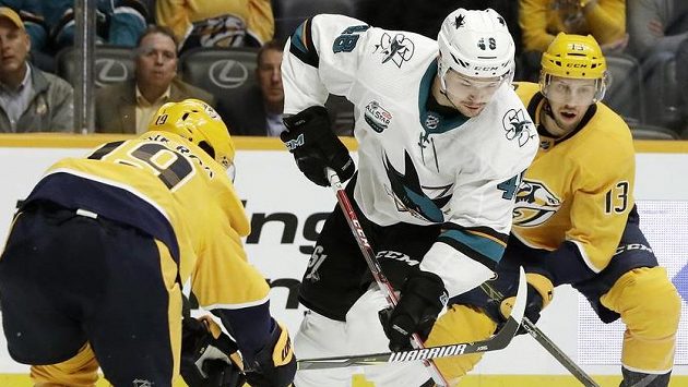 Tomáš Hertl mezi hráči Nashvillu. Tomáš Hertl mezi hráči Nashvillu.