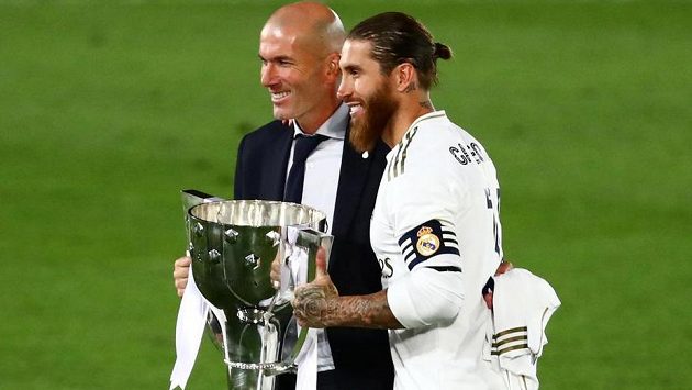 Trenér Zinédine Zidane a kapitán Realu Sergio Ramos pózují pro fotografy s pohárem pro vítrěze La Ligy. Trenér Zinédine Zidane a kapitán Realu Sergio Ramos pózují pro fotografy s pohárem pro vítrěze La Ligy.