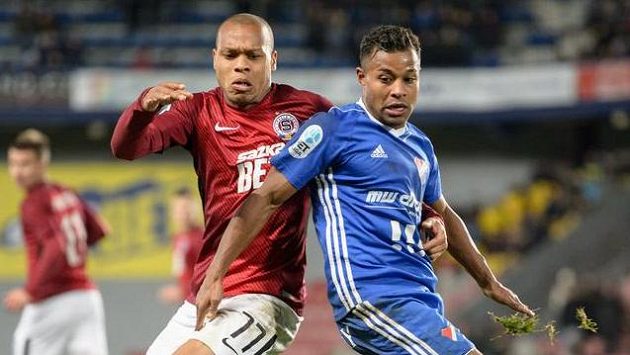 Jonathan Biabiany ze Sparty Praha (vlevo) a Carlos De Azevedo z Baníku Ostrava. Jonathan Biabiany ze Sparty Praha (vlevo) a Carlos De Azevedo z Baníku Ostrava.