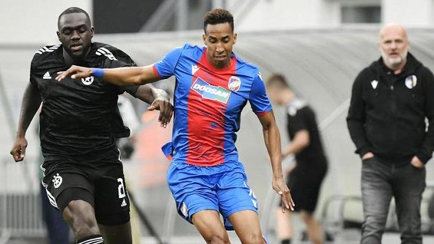 Zleva Amos Youga ze Sofie, Jhon Mosquera z Plzně a trenér Plzně Michal Bílek. Zleva Amos Youga ze Sofie, Jhon Mosquera z Plzně a trenér Plzně Michal Bílek.