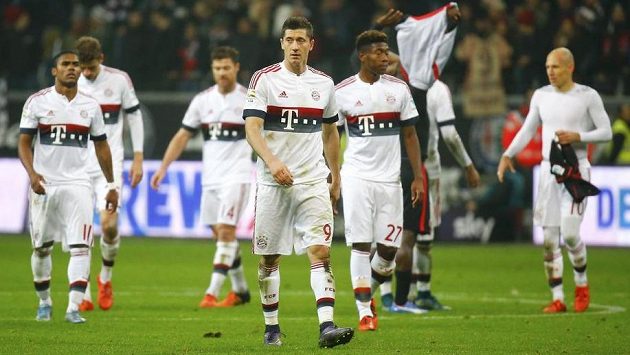 Robert Lewandowski a David Alaba z Bayernu Mnichov po remíze ve Frankfurtu. Robert Lewandowski a David Alaba z Bayernu Mnichov po remíze ve Frankfurtu.