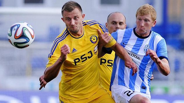 O míč bojují Jiří Krejčí (vlevo) z Jihlavy a Jan Šisler z Mladé Boleslavi. V pozadí Václav Koloušek z Jihlavy. O míč bojují Jiří Krejčí (vlevo) z Jihlavy a Jan Šisler z Mladé Boleslavi. V pozadí Václav Koloušek z Jihlavy.